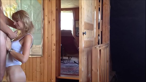 В настоящей домашней порнухе худая блондинка шпилится с другом раком и дает спустить на сиськи